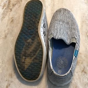 Blu kicks shoes
